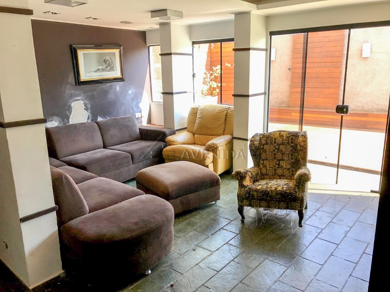 foto do anúncio Casa Assobrada com 5 Quartos e 540 m² à Venda no Centro de Londrina – Ampla Área de Lazer (10741)