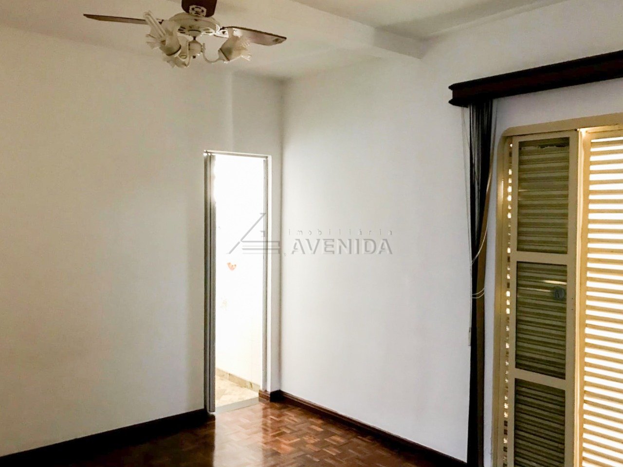 foto do anúncio Casa Assobrada com 5 Quartos e 540 m² à Venda no Centro de Londrina – Ampla Área de Lazer (10741)