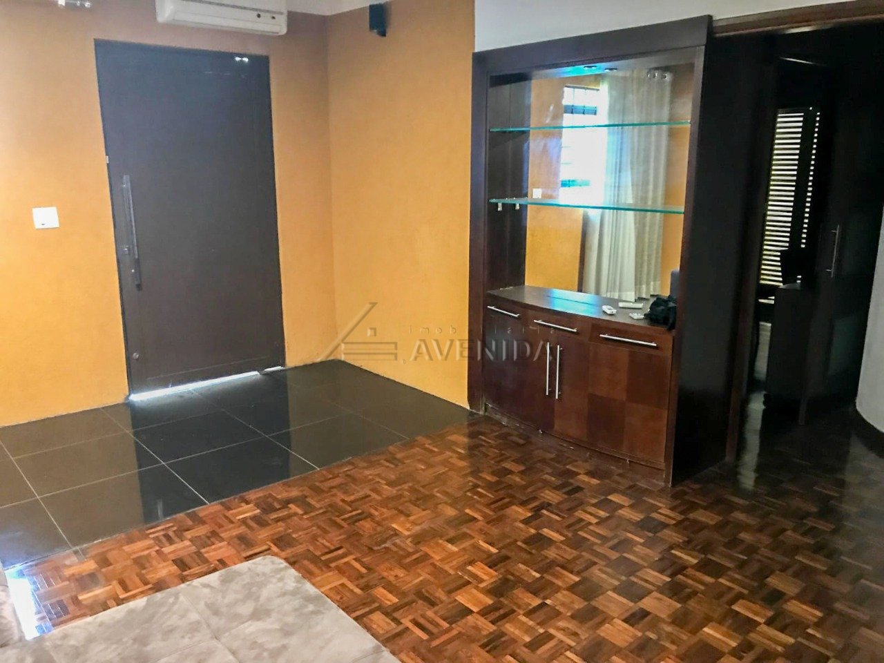 foto do anúncio Casa Assobrada com 5 Quartos e 540 m² à Venda no Centro de Londrina – Ampla Área de Lazer (10741)