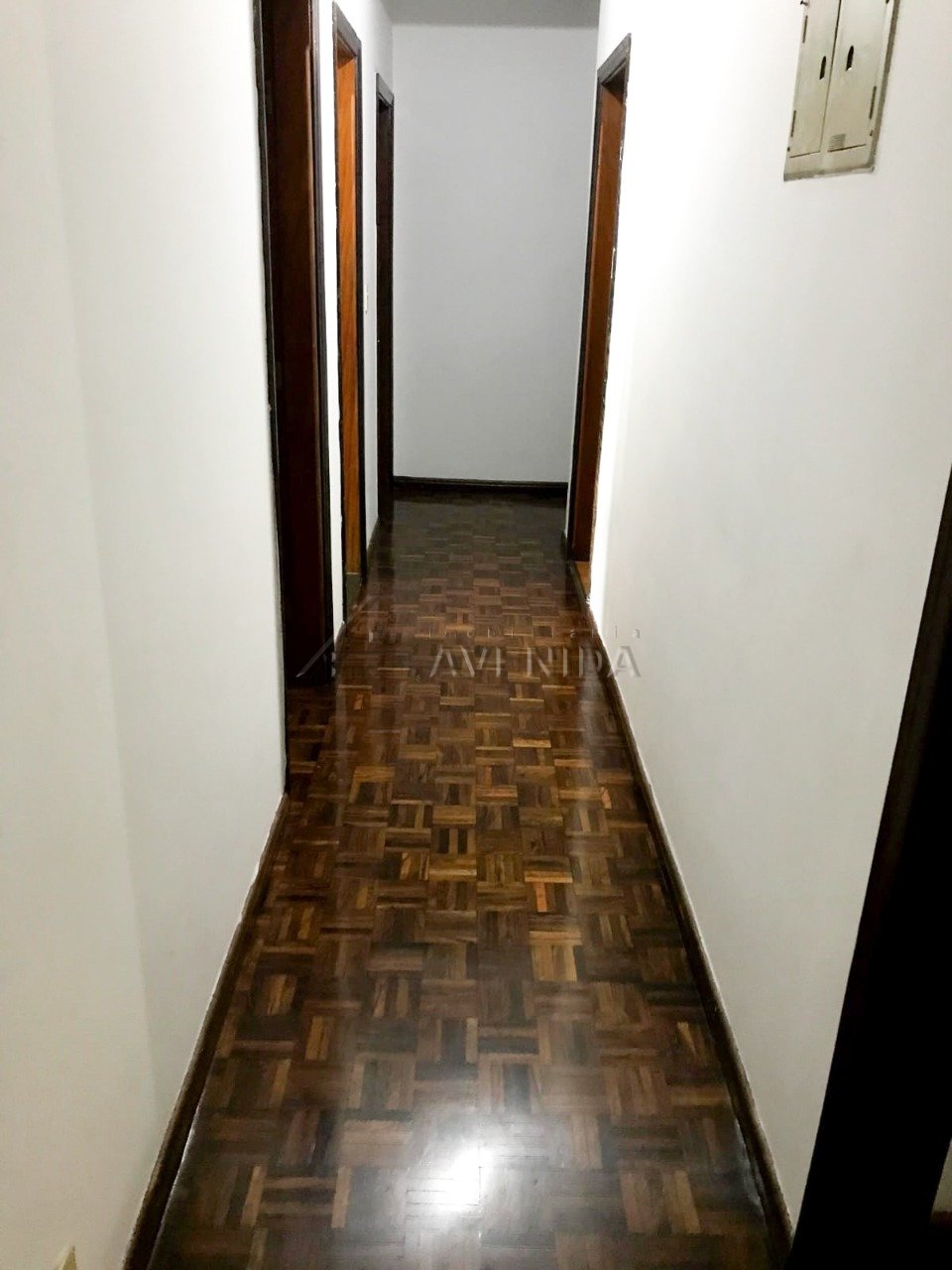 foto do anúncio Casa Assobrada com 5 Quartos e 540 m² à Venda no Centro de Londrina – Ampla Área de Lazer (10741)