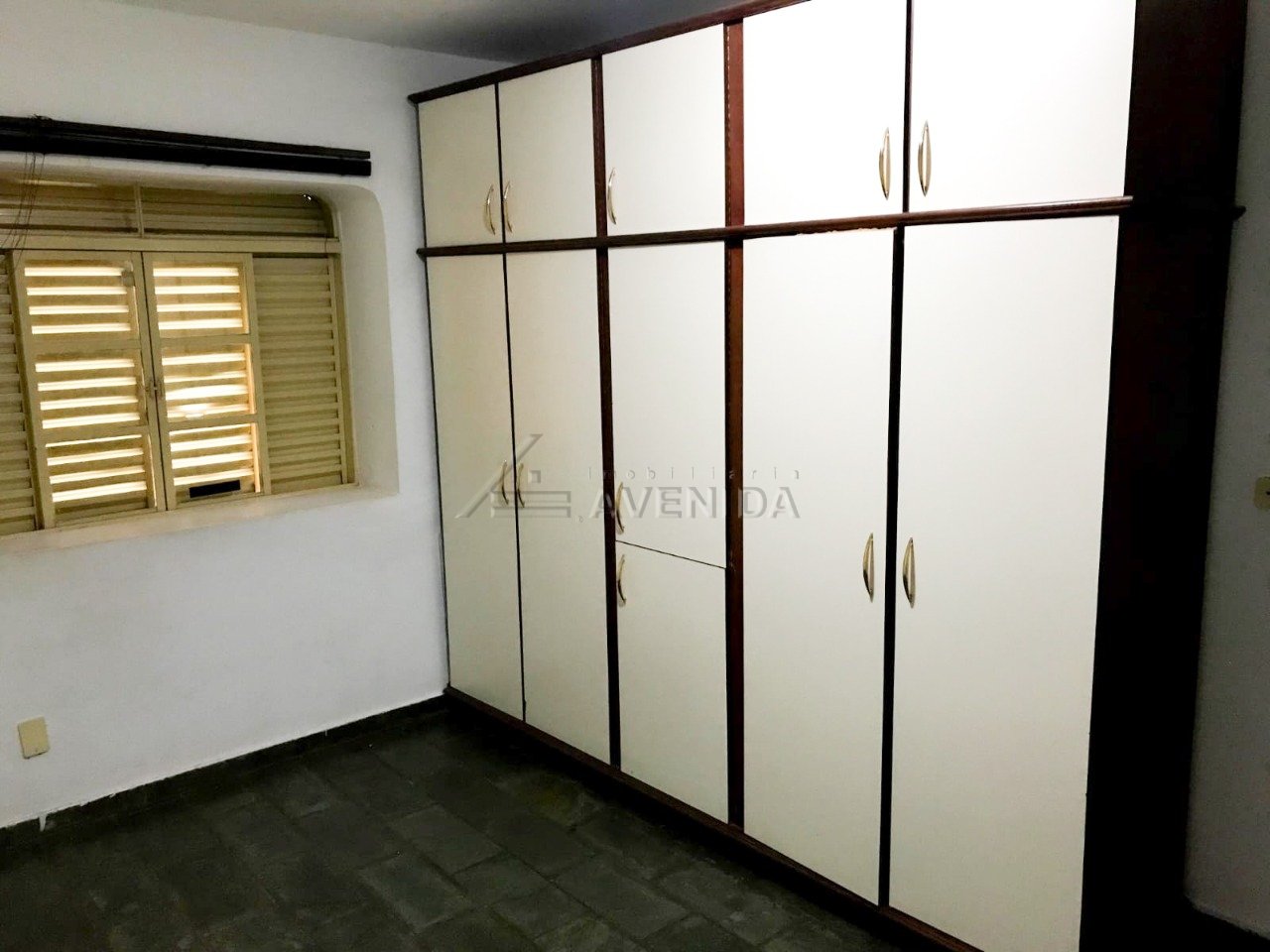 foto do anúncio Casa Assobrada com 5 Quartos e 540 m² à Venda no Centro de Londrina – Ampla Área de Lazer (10741)