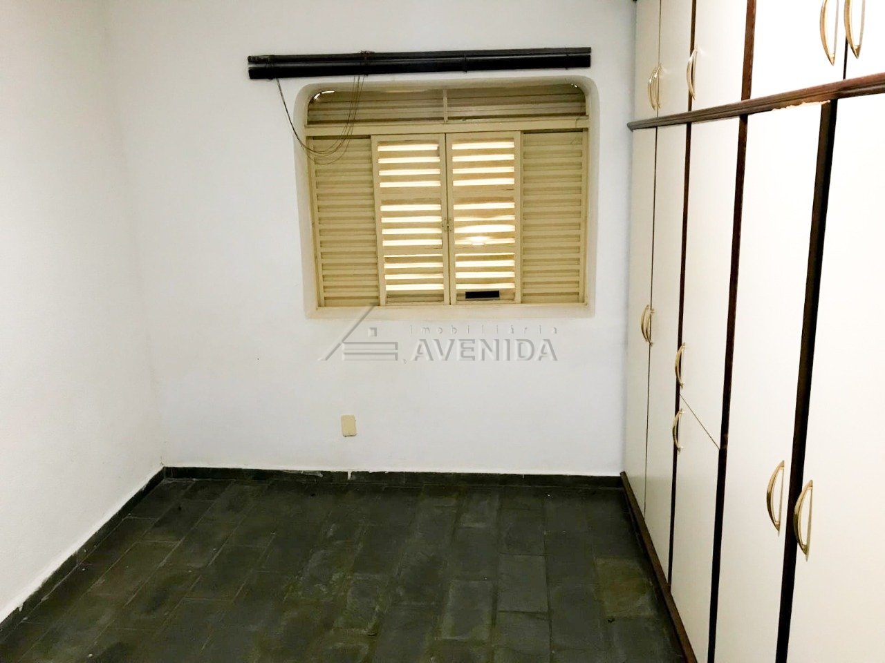 foto do anúncio Casa Assobrada com 5 Quartos e 540 m² à Venda no Centro de Londrina – Ampla Área de Lazer (10741)