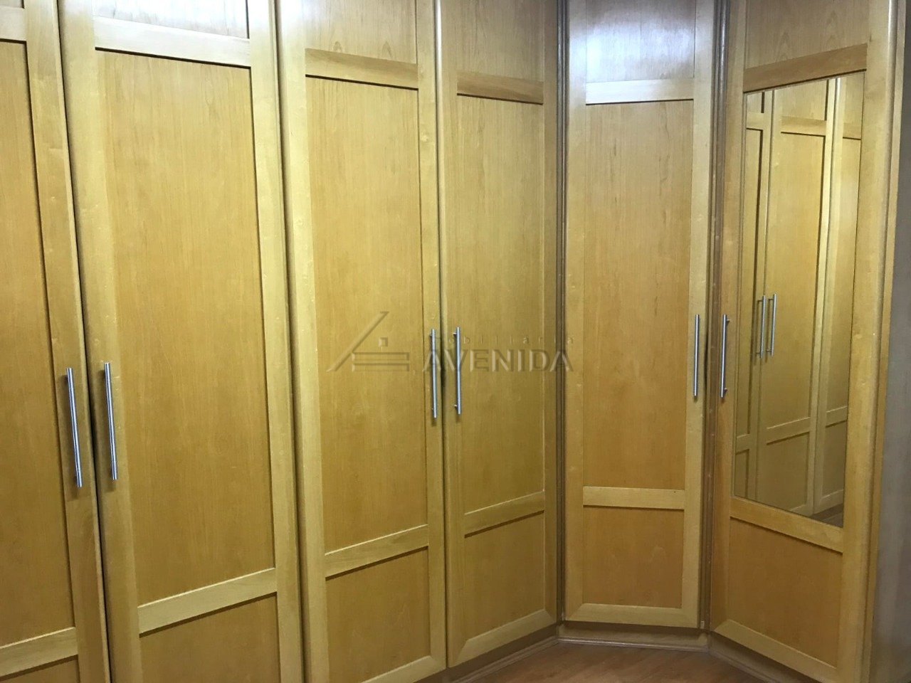 foto do anúncio Casa Assobrada com 5 Quartos e 540 m² à Venda no Centro de Londrina – Ampla Área de Lazer (10741)