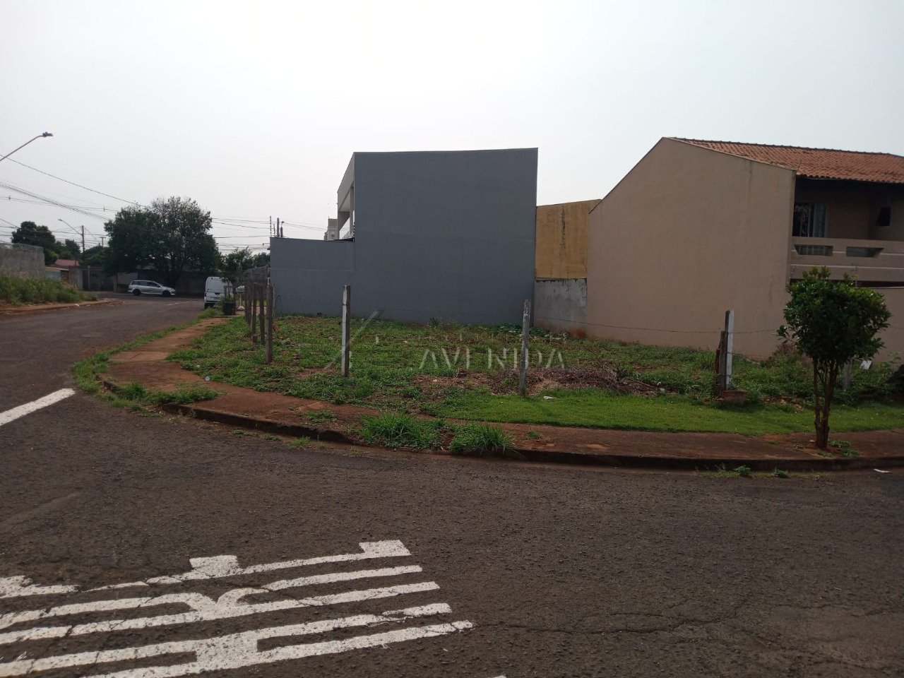 foto do anúncio Terreno de Esquina à Venda com 351,98 m² – Jardim Santiago, Região Oeste de Londrina (12087)