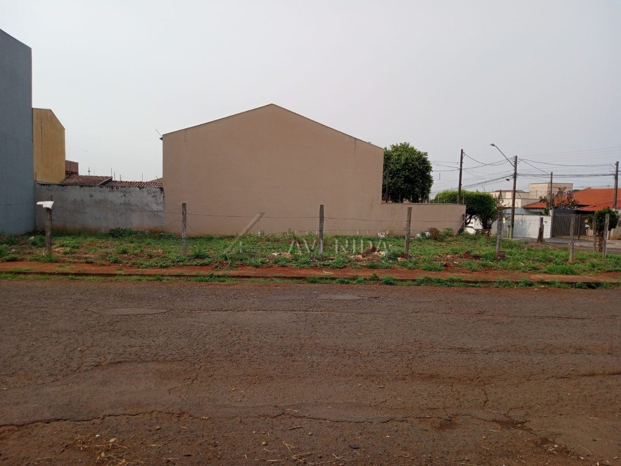 foto do anúncio Terreno de Esquina à Venda com 351,98 m² – Jardim Santiago, Região Oeste de Londrina (12087)